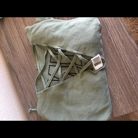 VS PINK crop top detailed back hoodie. - Picture 2 of 3